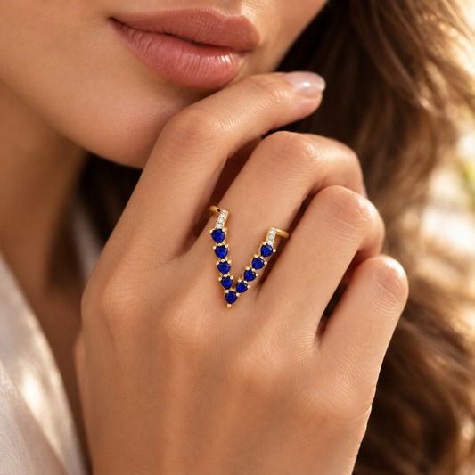 MS3468 safir mavisi taşlı altın renk V model yüzük kadın eli üzerinde